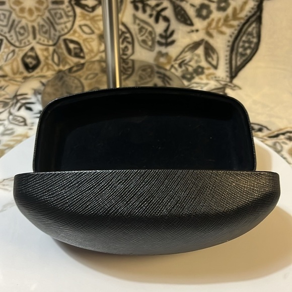 Salvatore Ferragamo Women’s Lg. Sunglasses Hard Shell Case, Black - Picture 3 of 8